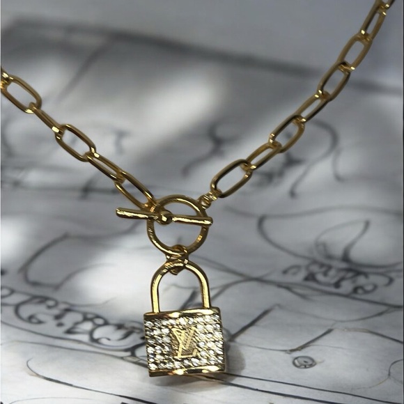 Louis Vuitton Gold Necklace with Padlock Pendant - Picture 5 of 5